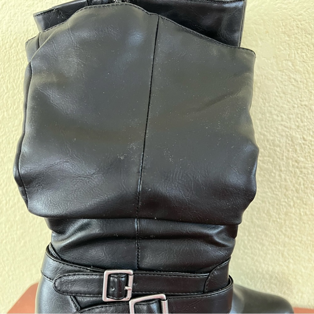 Style & Co Women’s Size 8 black mid Boots with Zippers.